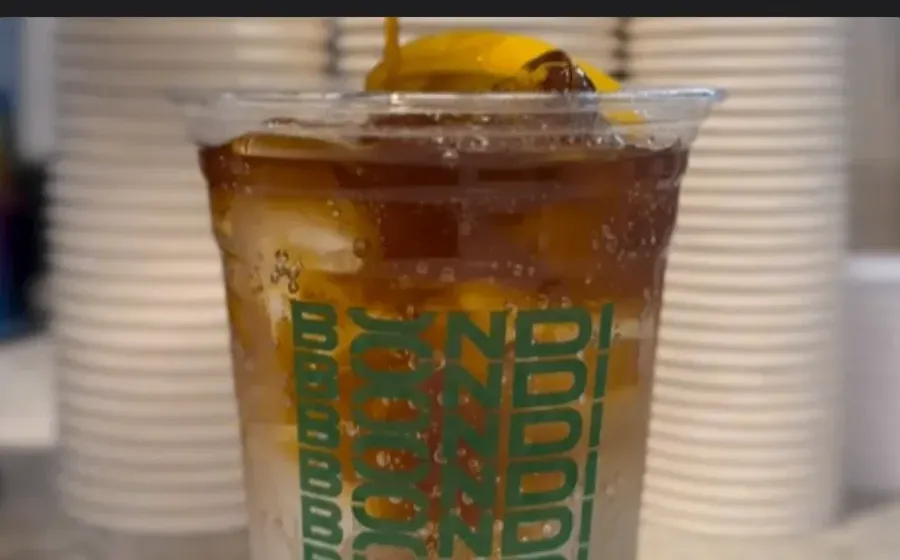 Bebida fría de café en un vaso con la marca Bondi.