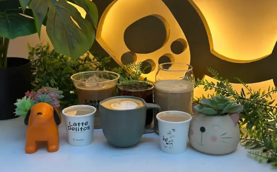 Bebidas de café de Latte Pelitos junto a figuras de un perro y un gato.