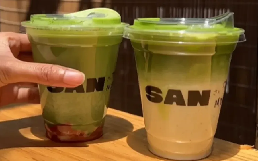 Dos bebidas de matcha con el logotipo de SAN.