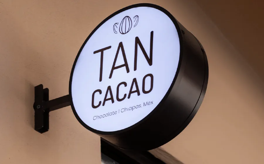 Letrero luminoso de Tan Cacao, chocolate de Chiapas.