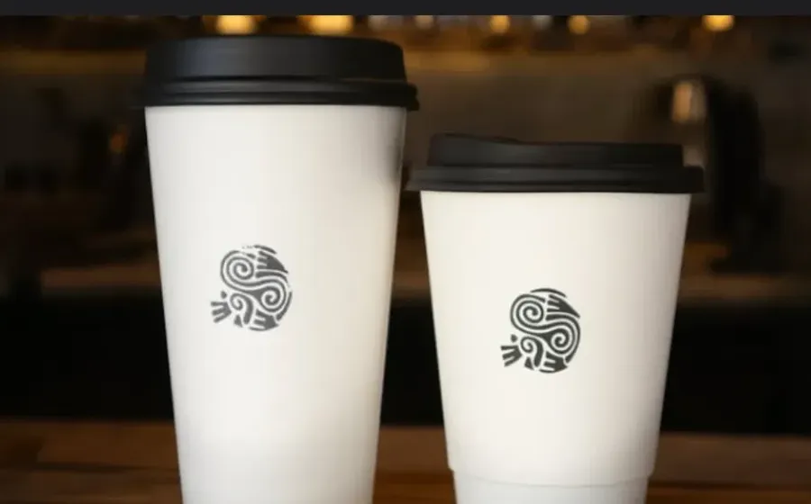 Dos vasos de café con el logotipo de Tierra México.